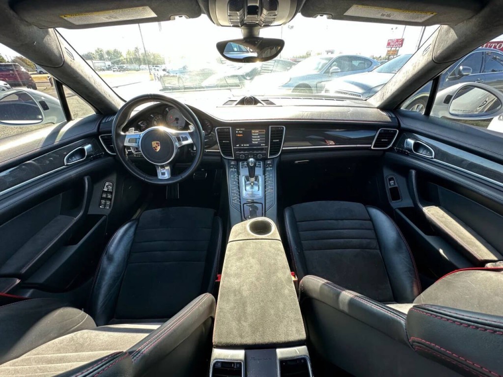 2016 Porsche Panamera Image 2