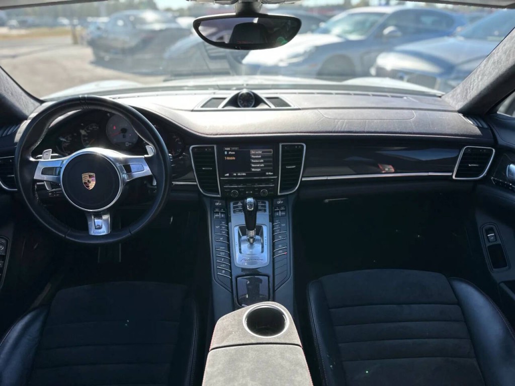 2016 Porsche Panamera Image 12