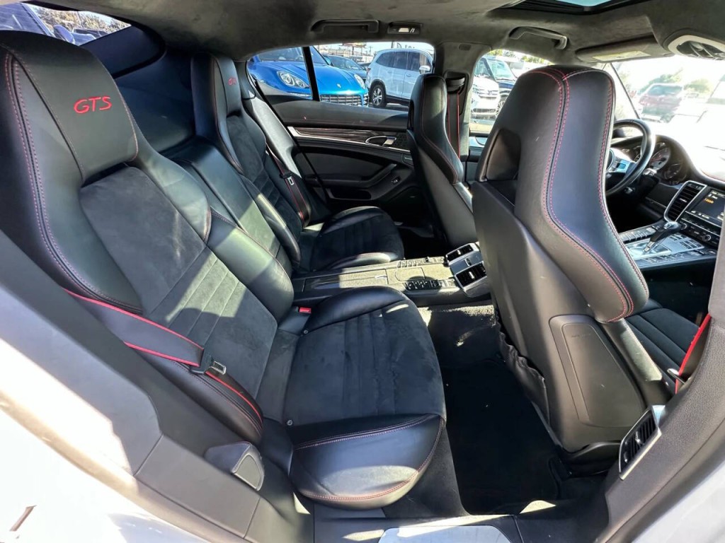2016 Porsche Panamera Image 14