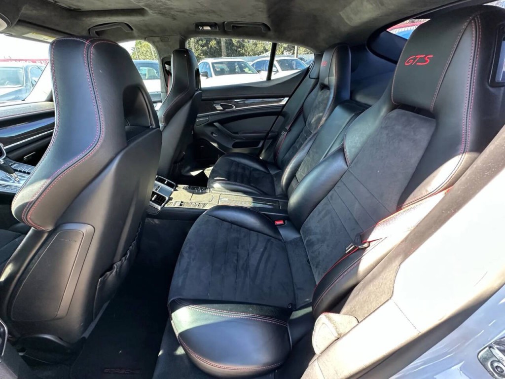2016 Porsche Panamera Image 17