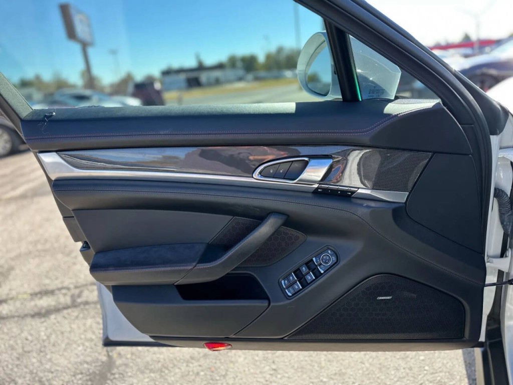 2016 Porsche Panamera Image 20