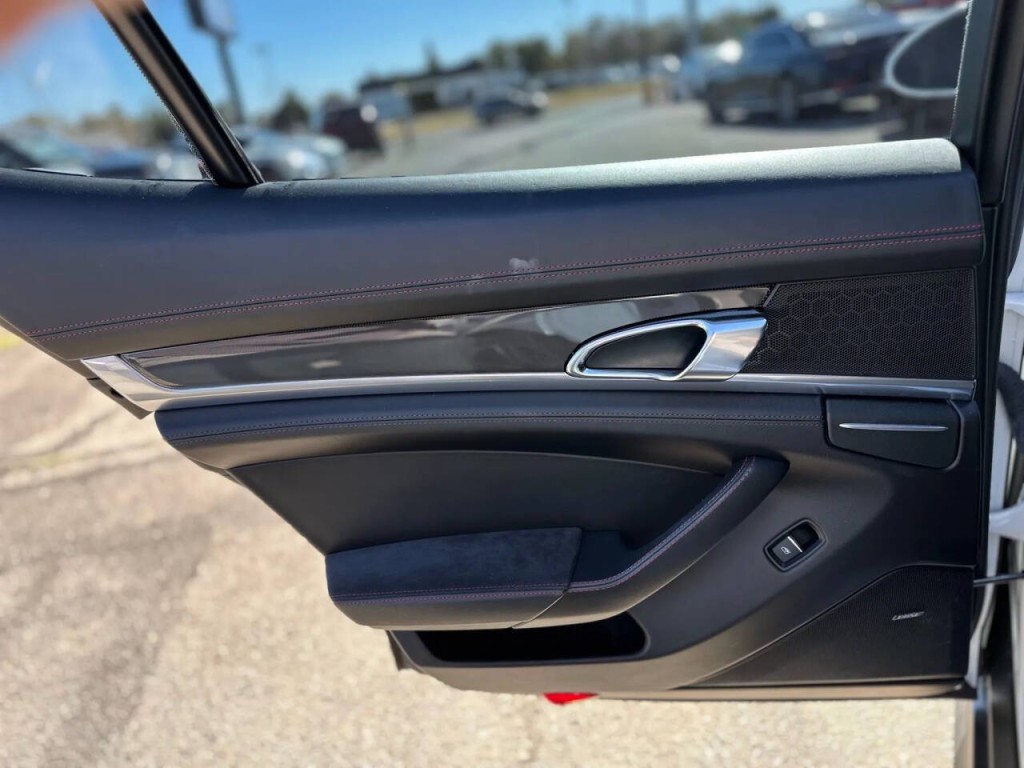 2016 Porsche Panamera Image 21