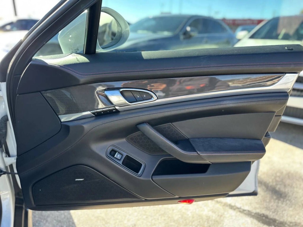 2016 Porsche Panamera Image 22