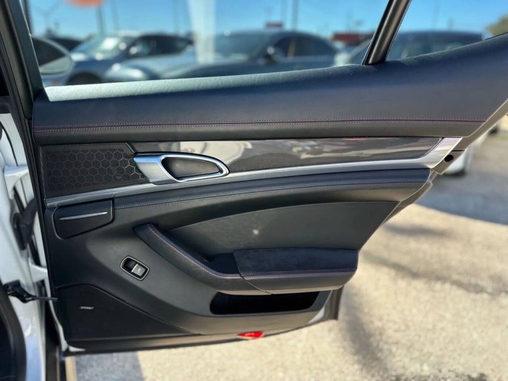 2016 Porsche Panamera Image 23