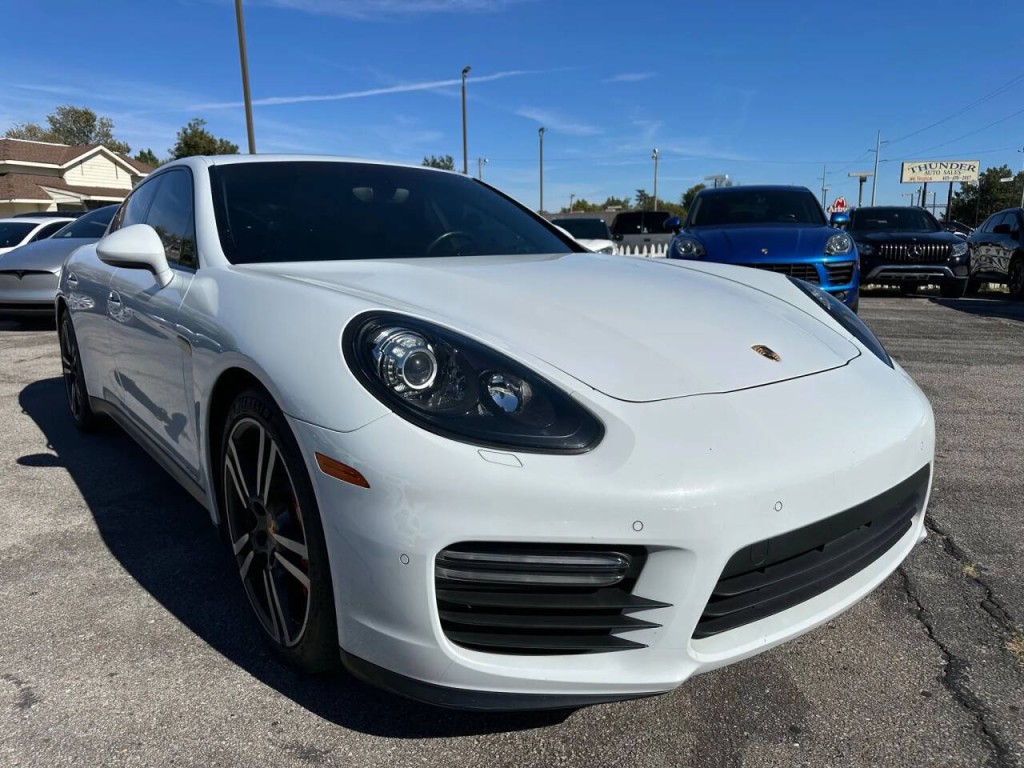 2016 Porsche Panamera Image 30