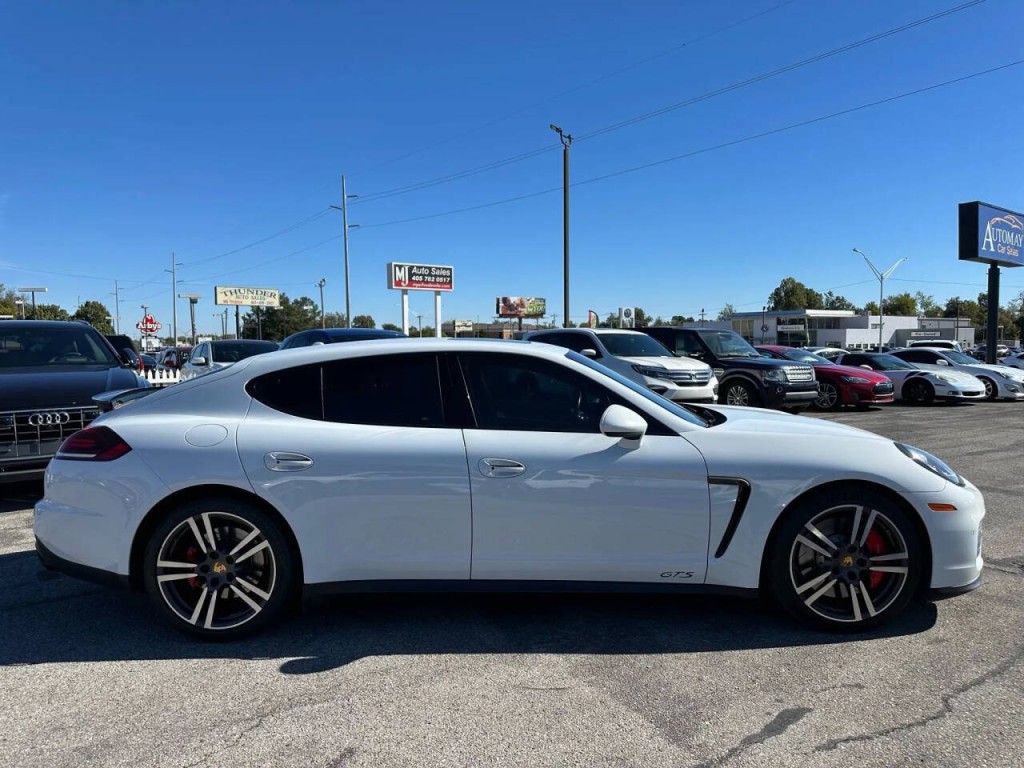 2016 Porsche Panamera Image 31