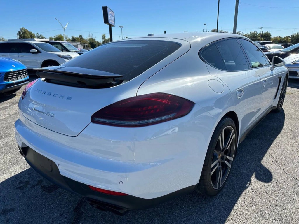 2016 Porsche Panamera Image 32