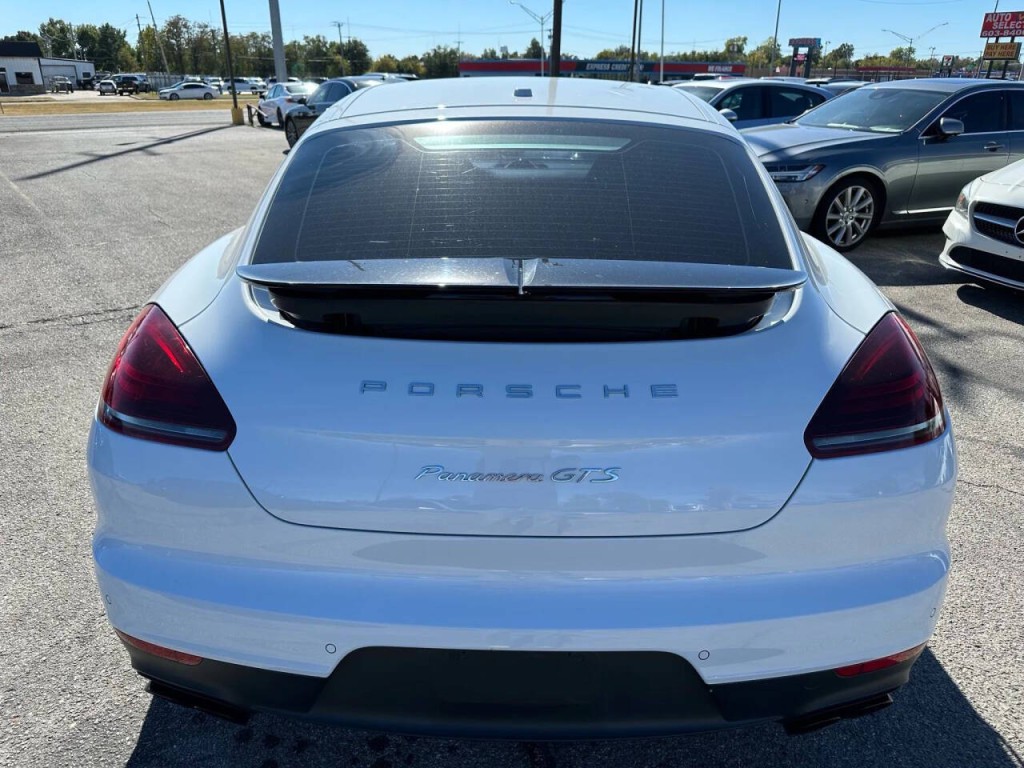 2016 Porsche Panamera Image 33