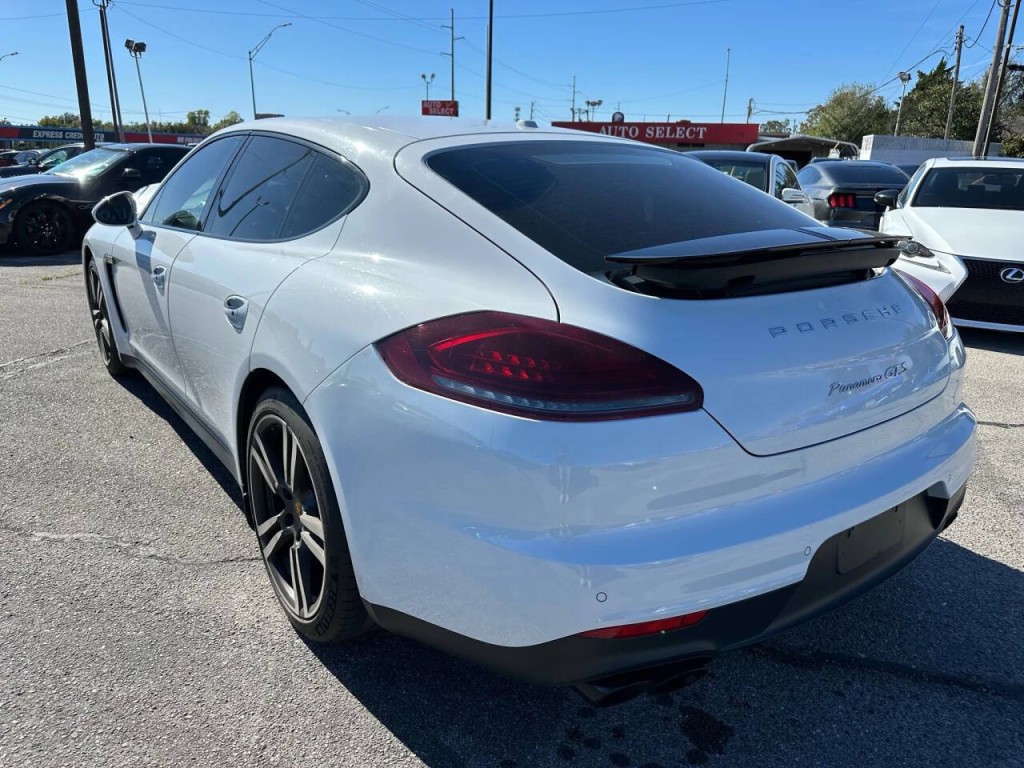 2016 Porsche Panamera Image 34