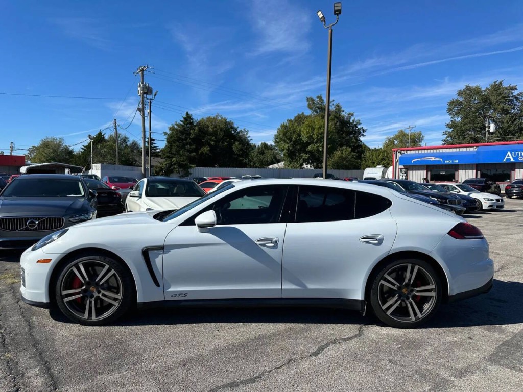 2016 Porsche Panamera Image 35