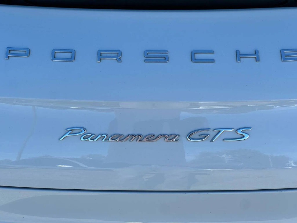 2016 Porsche Panamera Image 36