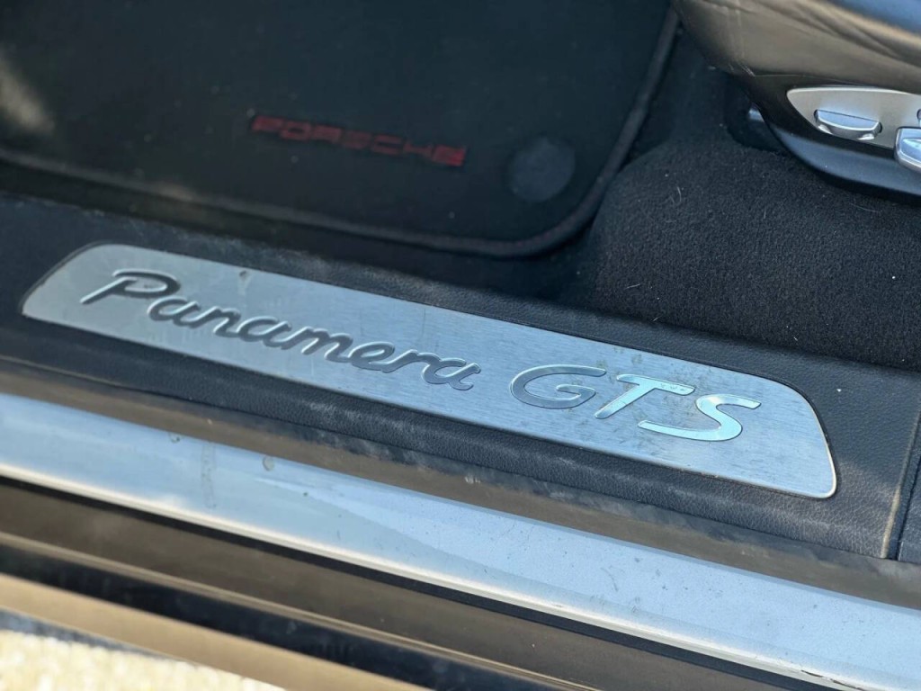 2016 Porsche Panamera Image 38