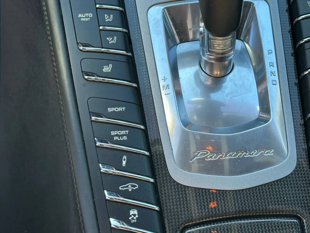 2016 Porsche Panamera Image 39