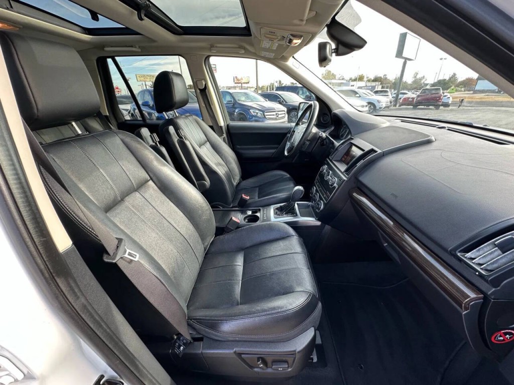 2015 Land Rover LR2 Image 11