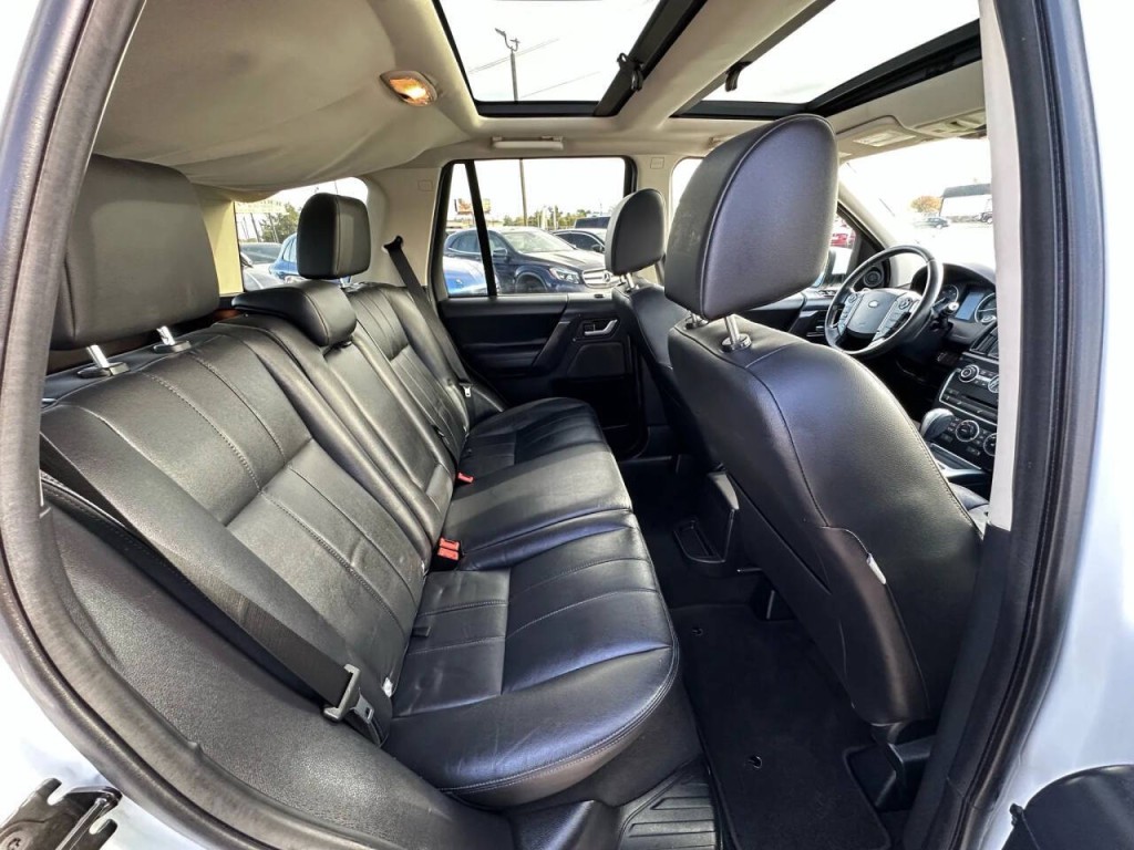 2015 Land Rover LR2 Image 12