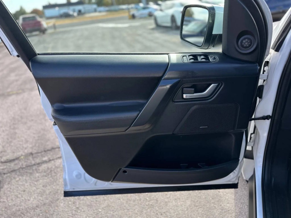 2015 Land Rover LR2 Image 17