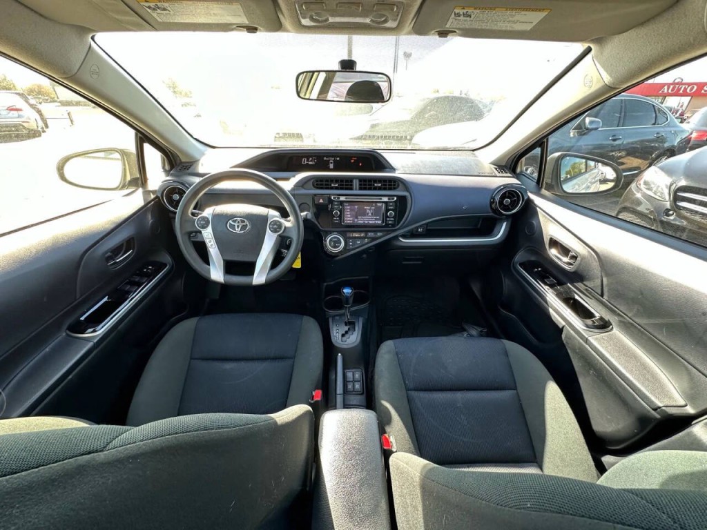 2016 Toyota Prius Image 2