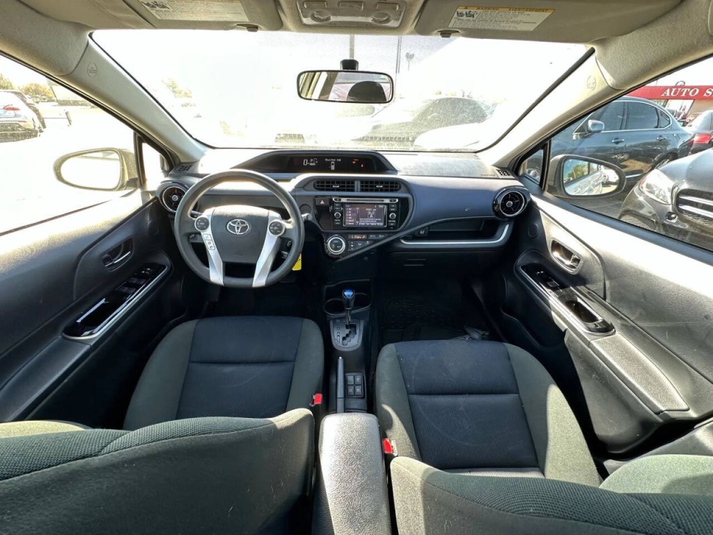 2016 Toyota Prius Image 11