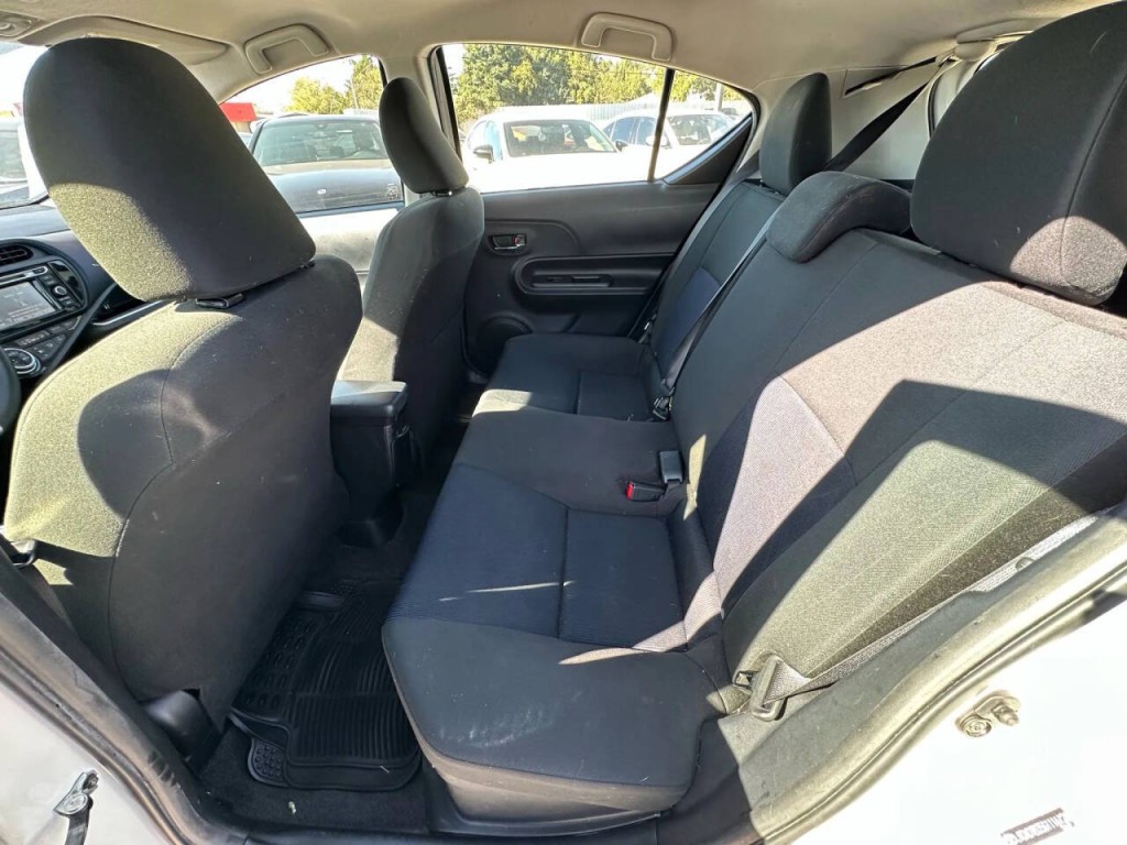 2016 Toyota Prius Image 17