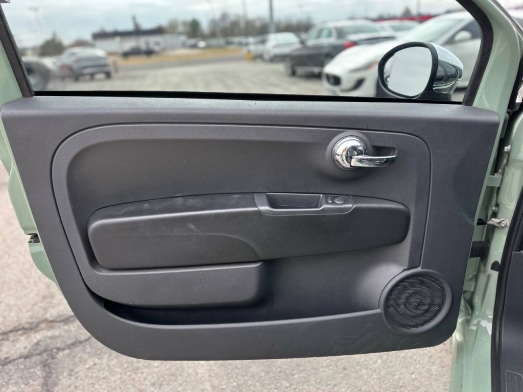 2015 FIAT 500 Image 17