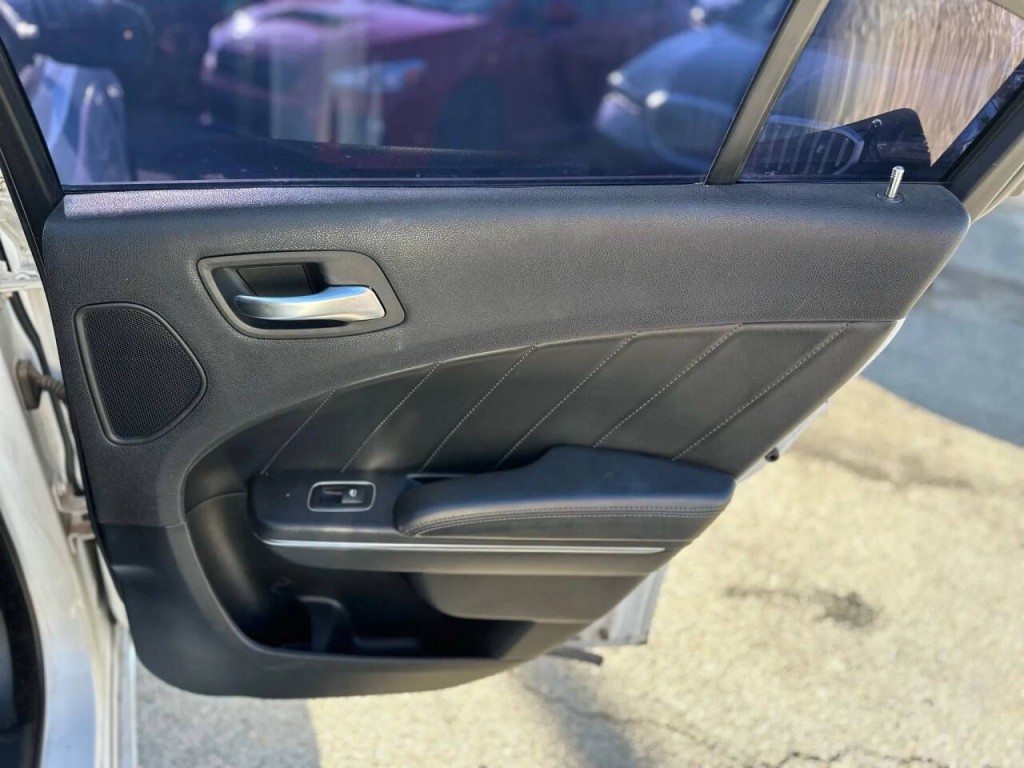 2015 Dodge Charger Image 21