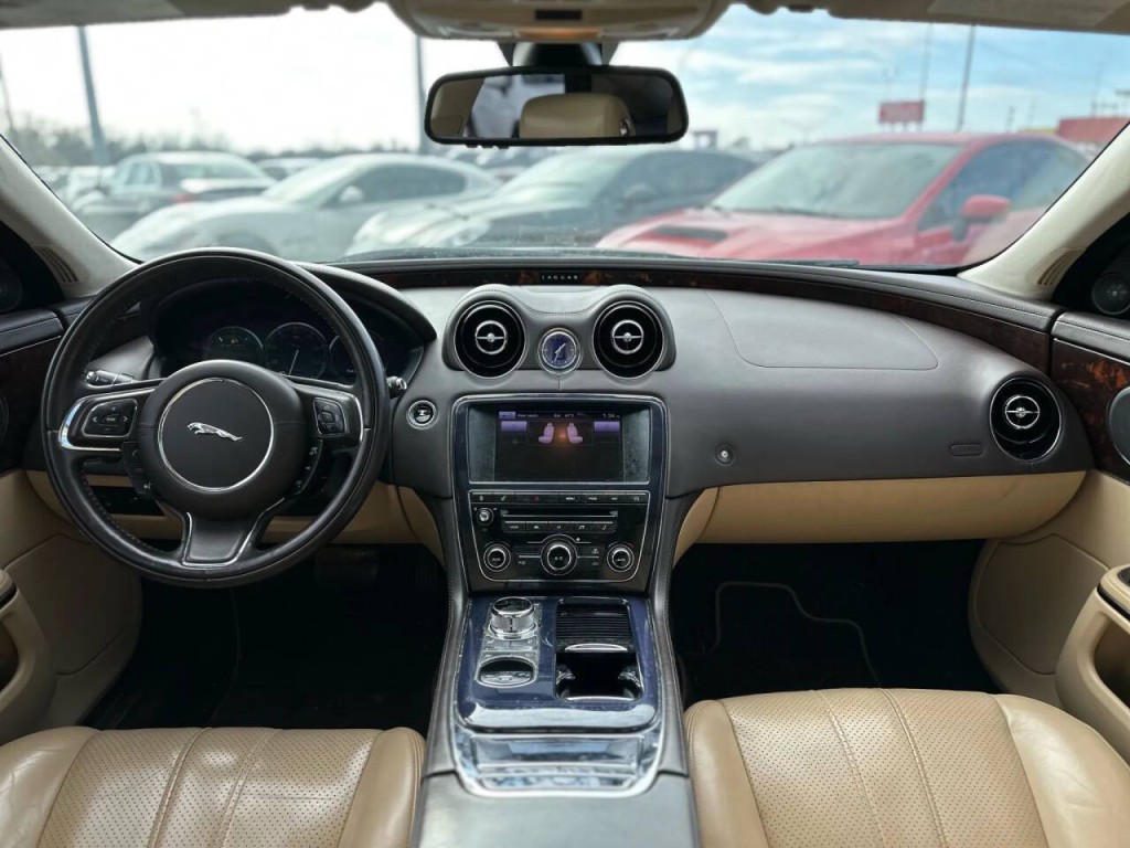 2013 Jaguar XJ Image 12