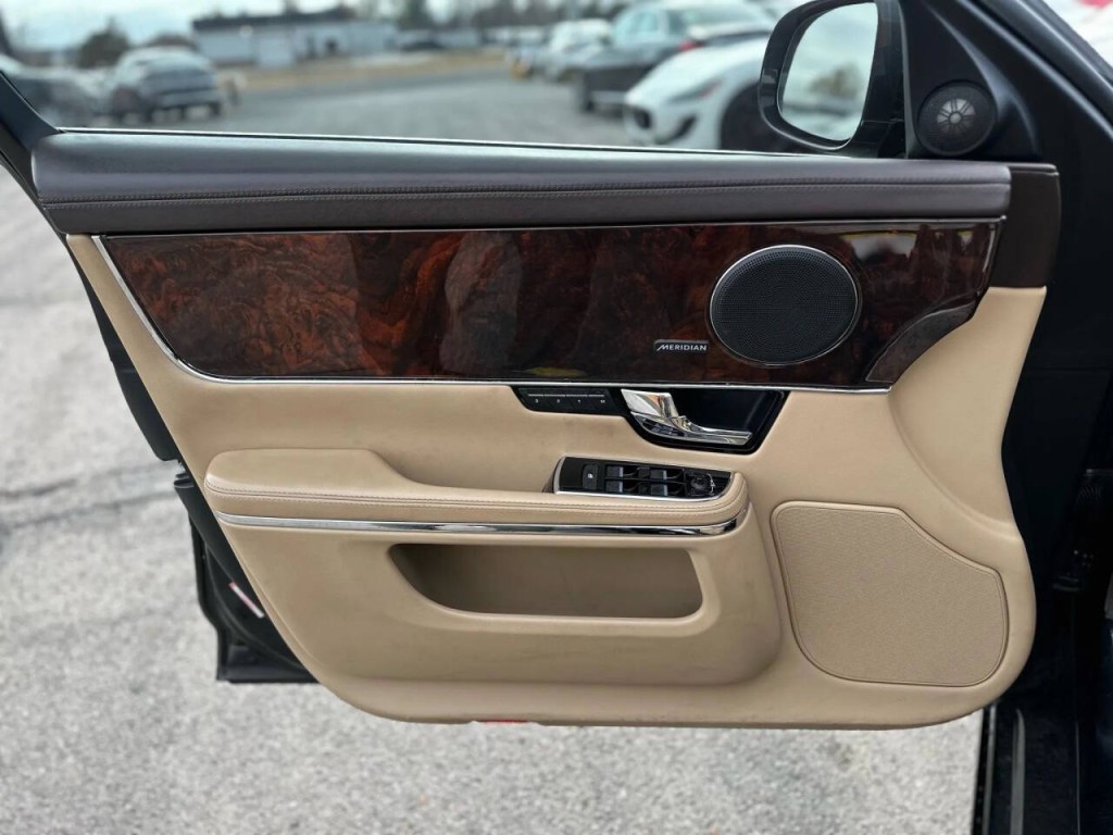 2013 Jaguar XJ Image 17