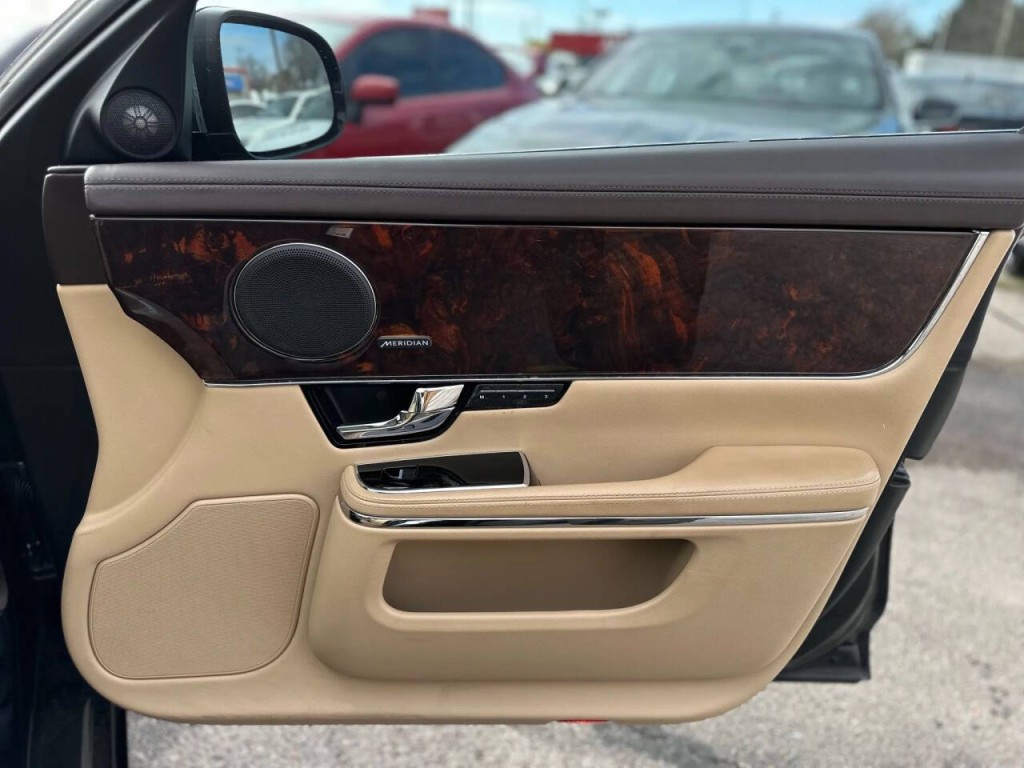 2013 Jaguar XJ Image 18