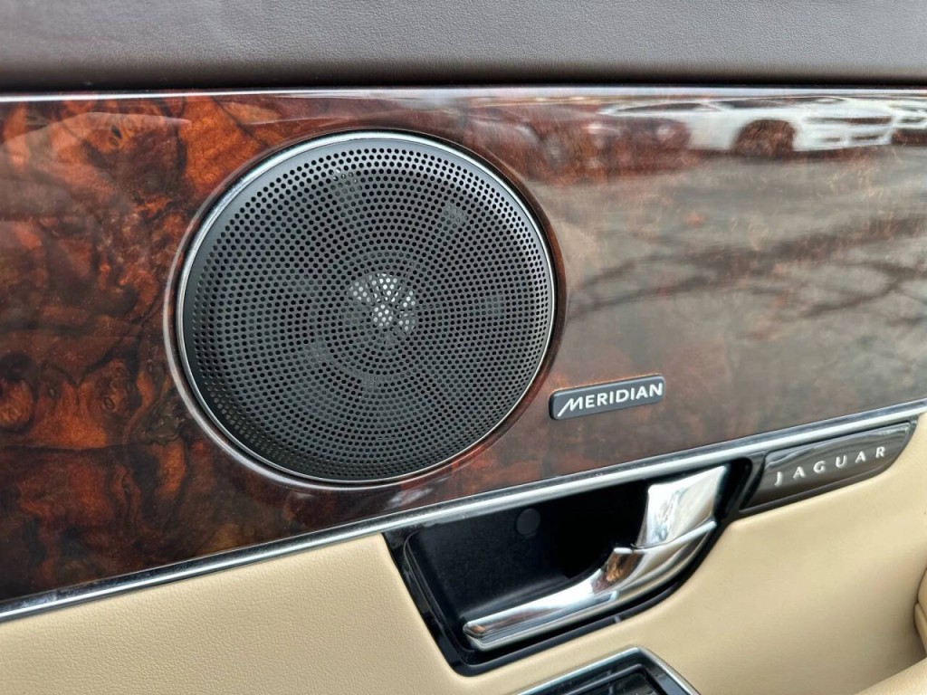 2013 Jaguar XJ Image 24