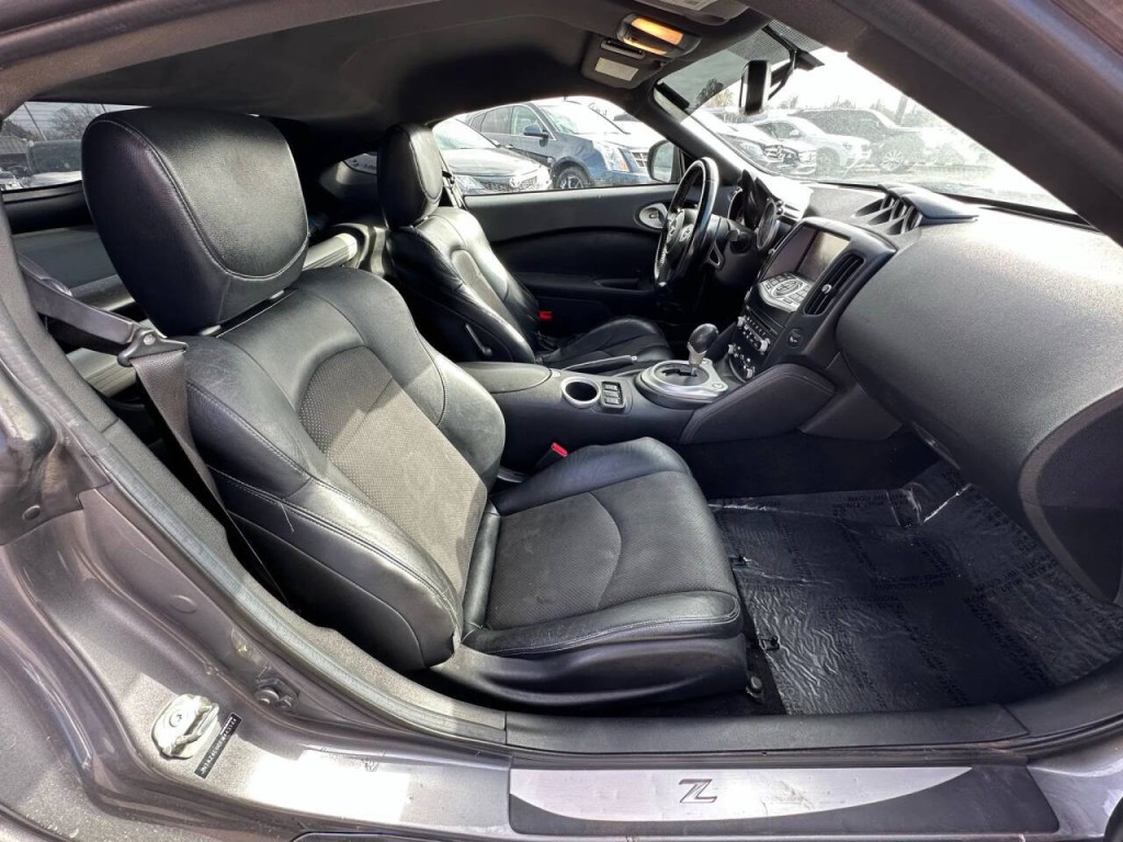 2015 Nissan 370Z Image 10