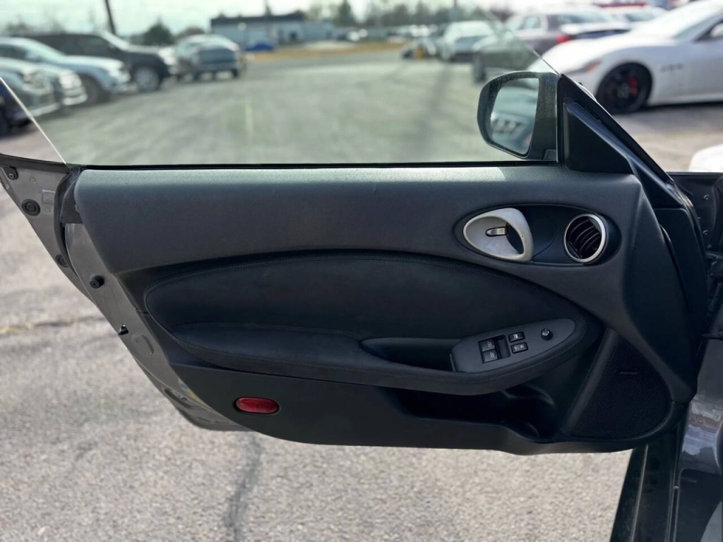 2015 Nissan 370Z Image 12