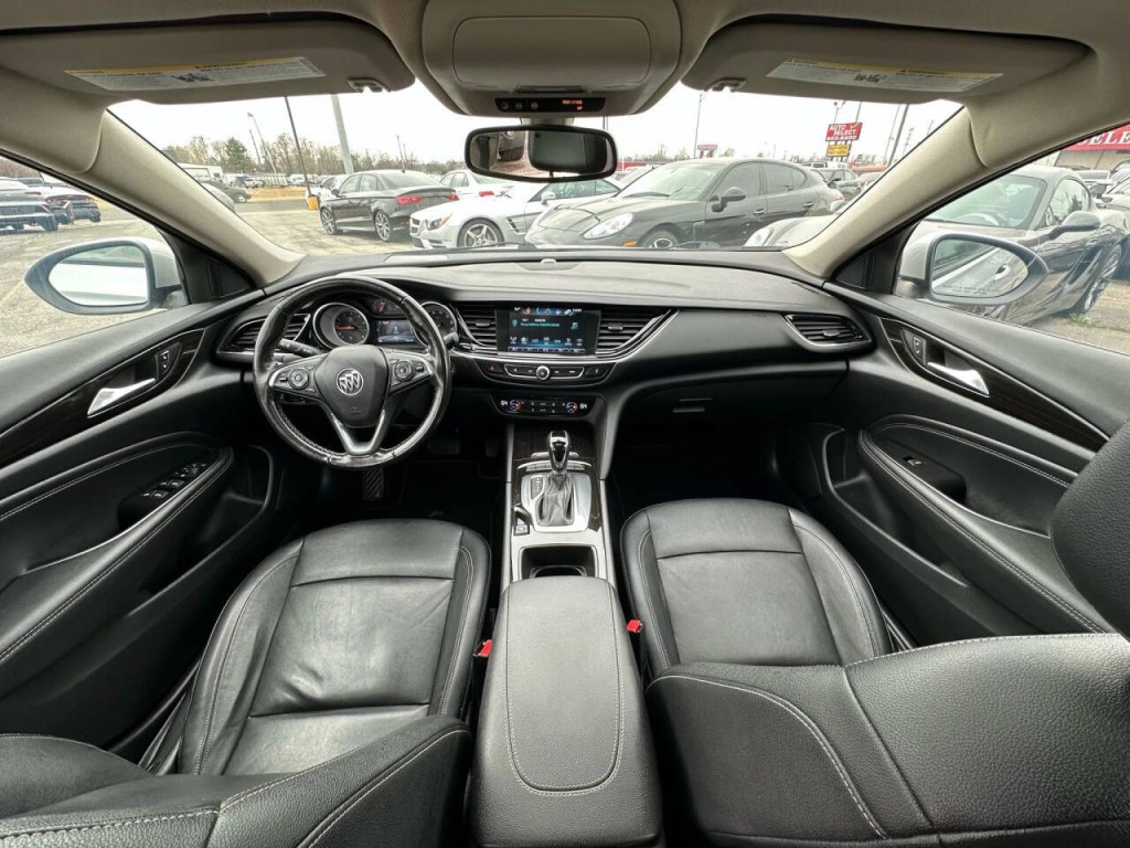 2018 Buick Regal Image 2