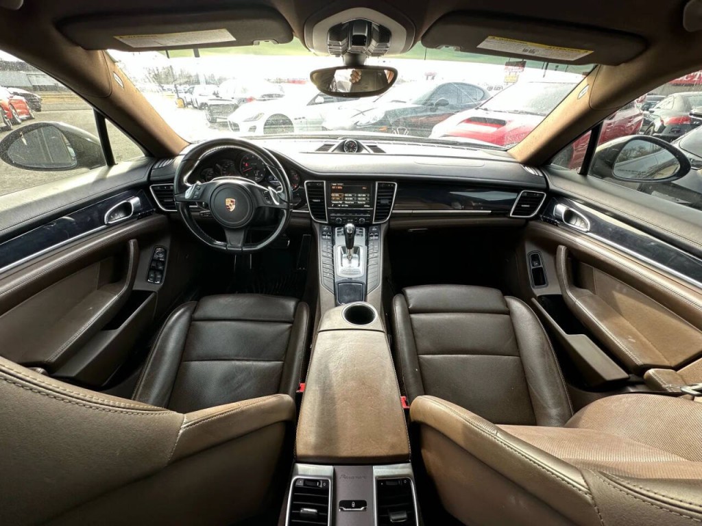 2016 Porsche Panamera Image 2