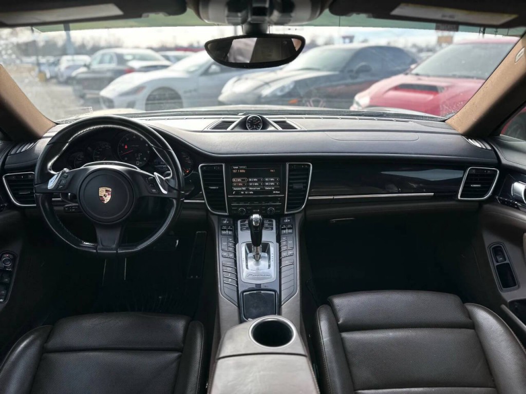 2016 Porsche Panamera Image 12