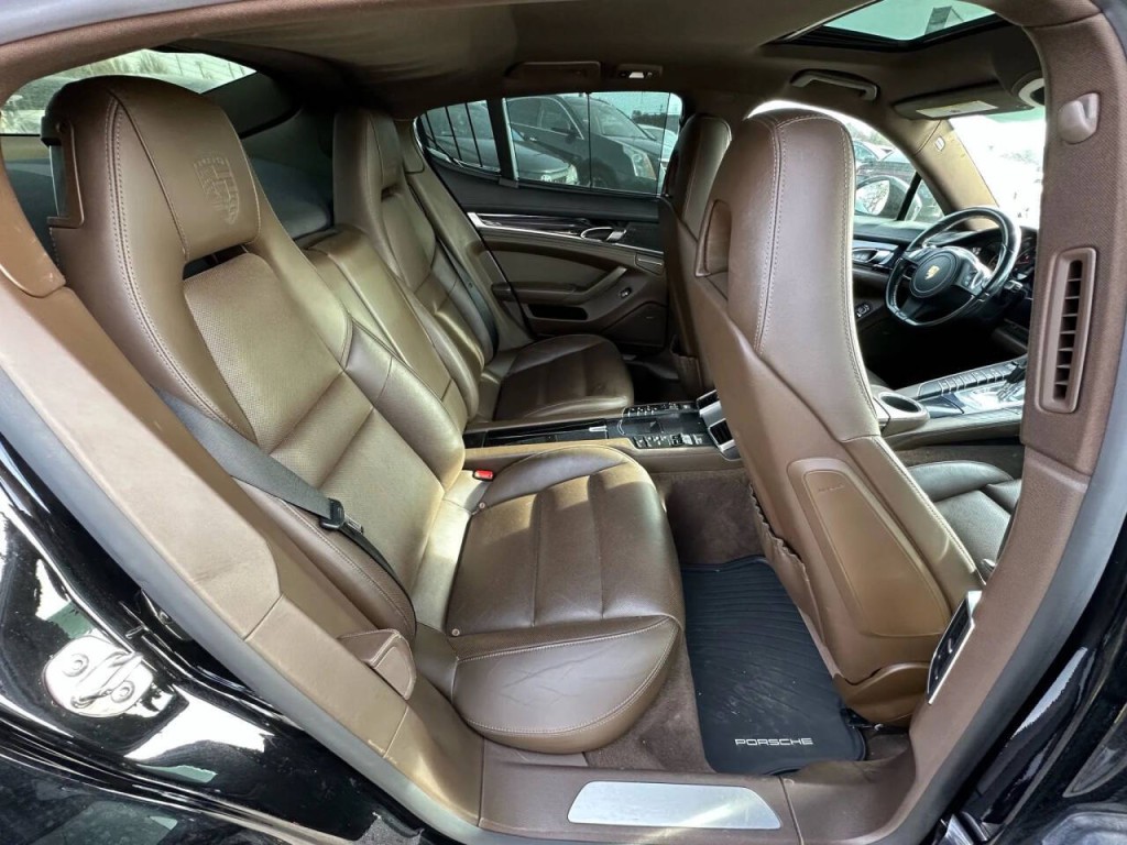 2016 Porsche Panamera Image 14