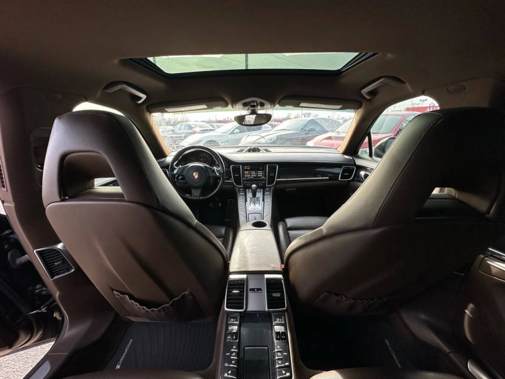 2016 Porsche Panamera Image 15