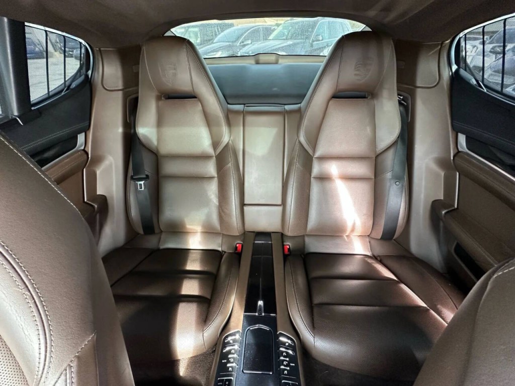 2016 Porsche Panamera Image 16