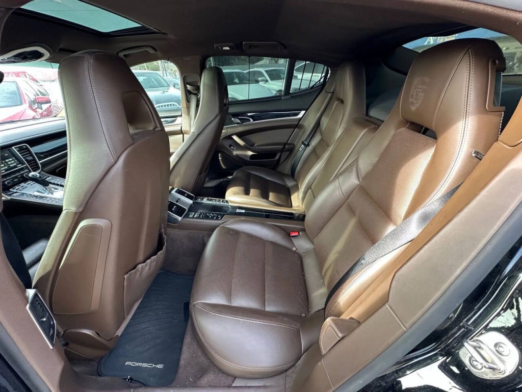 2016 Porsche Panamera Image 17