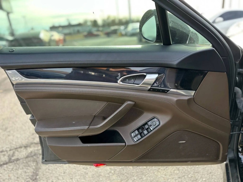 2016 Porsche Panamera Image 19