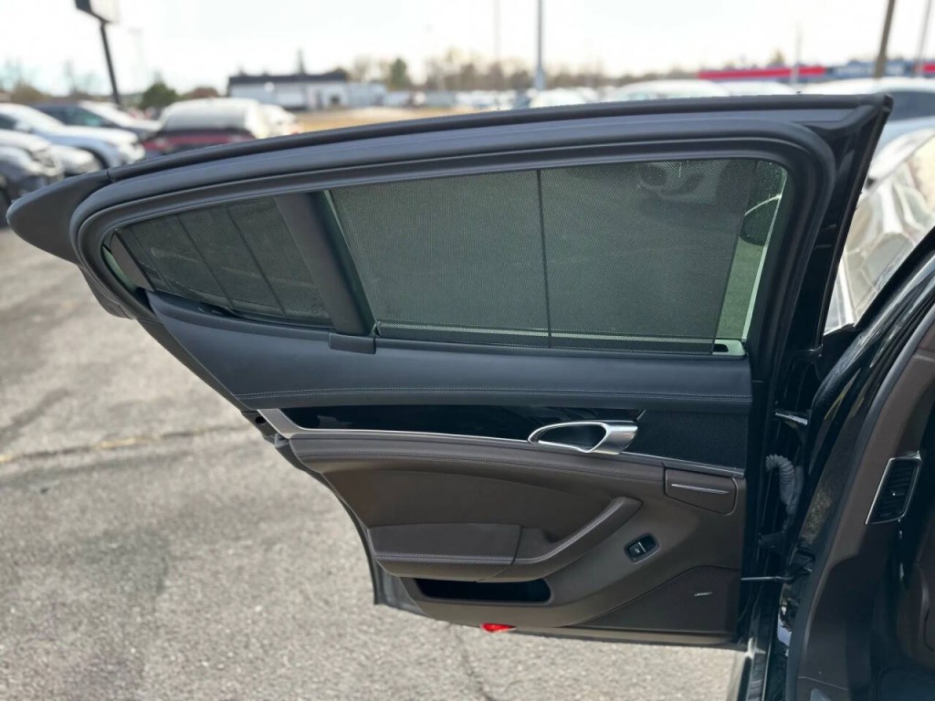 2016 Porsche Panamera Image 20