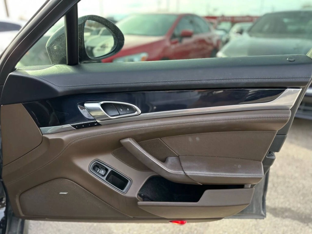 2016 Porsche Panamera Image 21