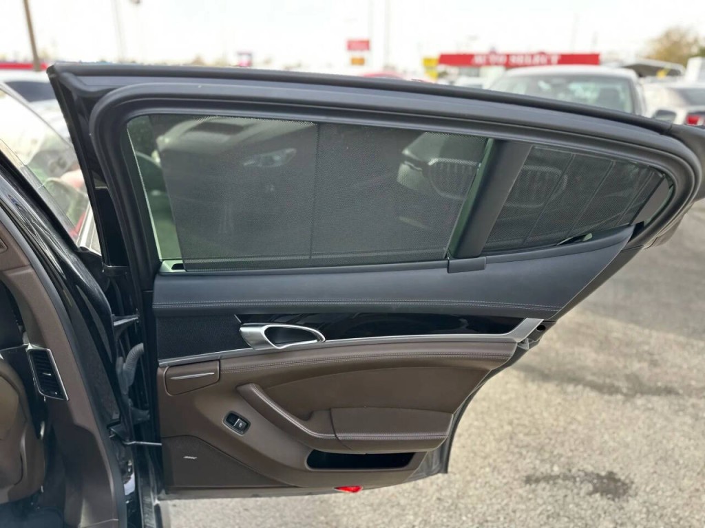 2016 Porsche Panamera Image 22