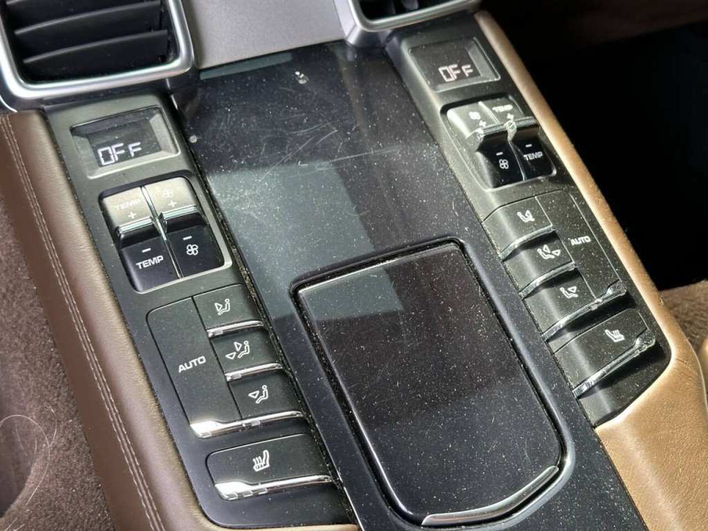 2016 Porsche Panamera Image 30