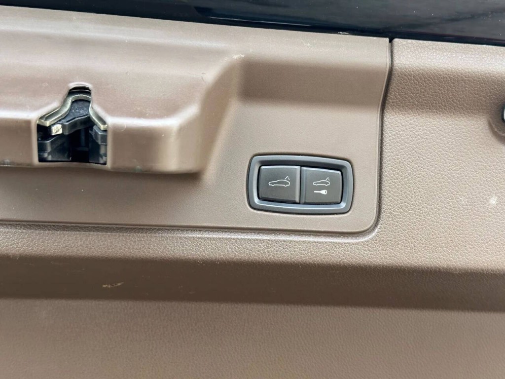 2016 Porsche Panamera Image 31