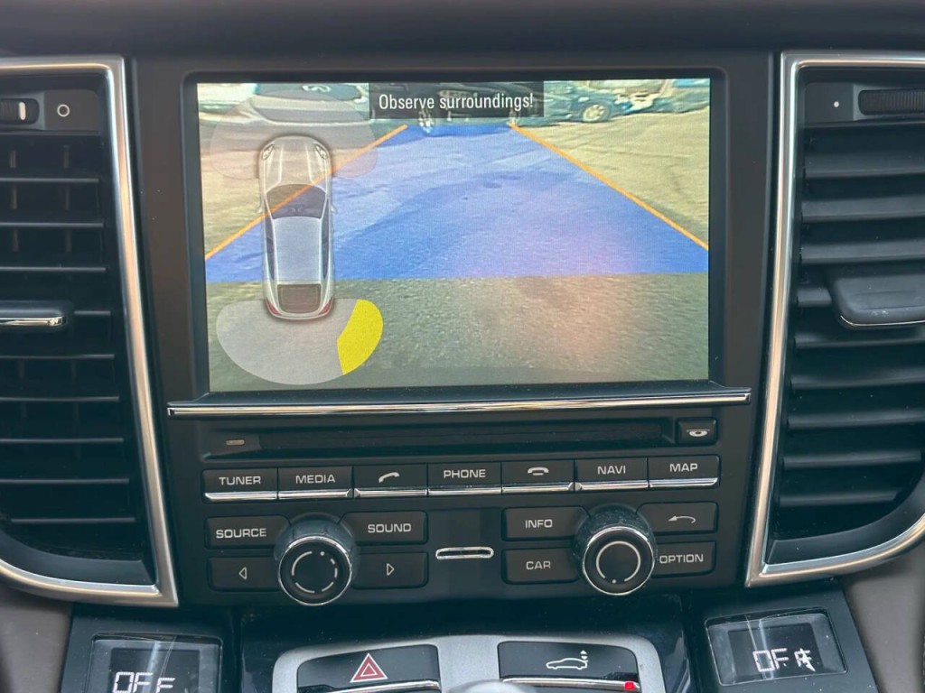 2016 Porsche Panamera Image 32