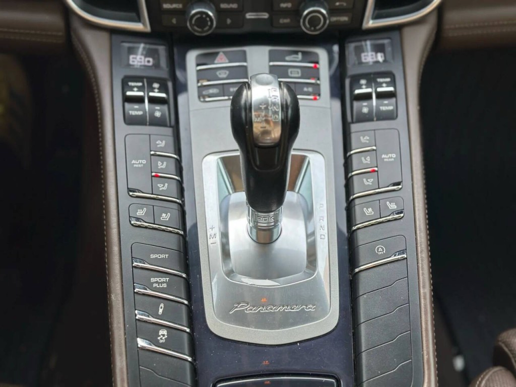2016 Porsche Panamera Image 33