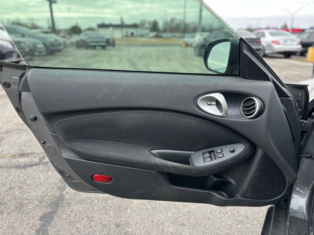 2014 Nissan 370Z Image 13