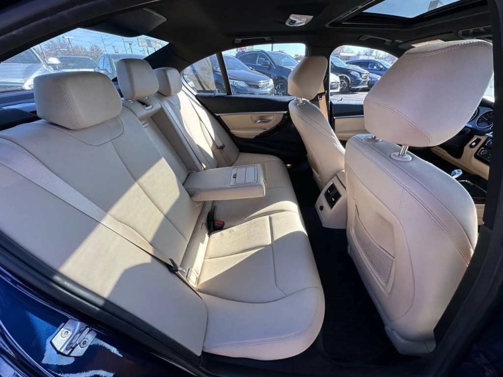 2017 BMW 3 Series Image 16