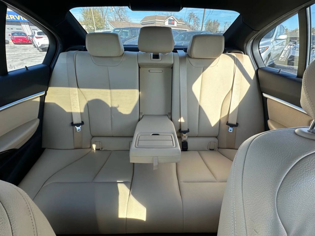 2017 BMW 3 Series Image 18