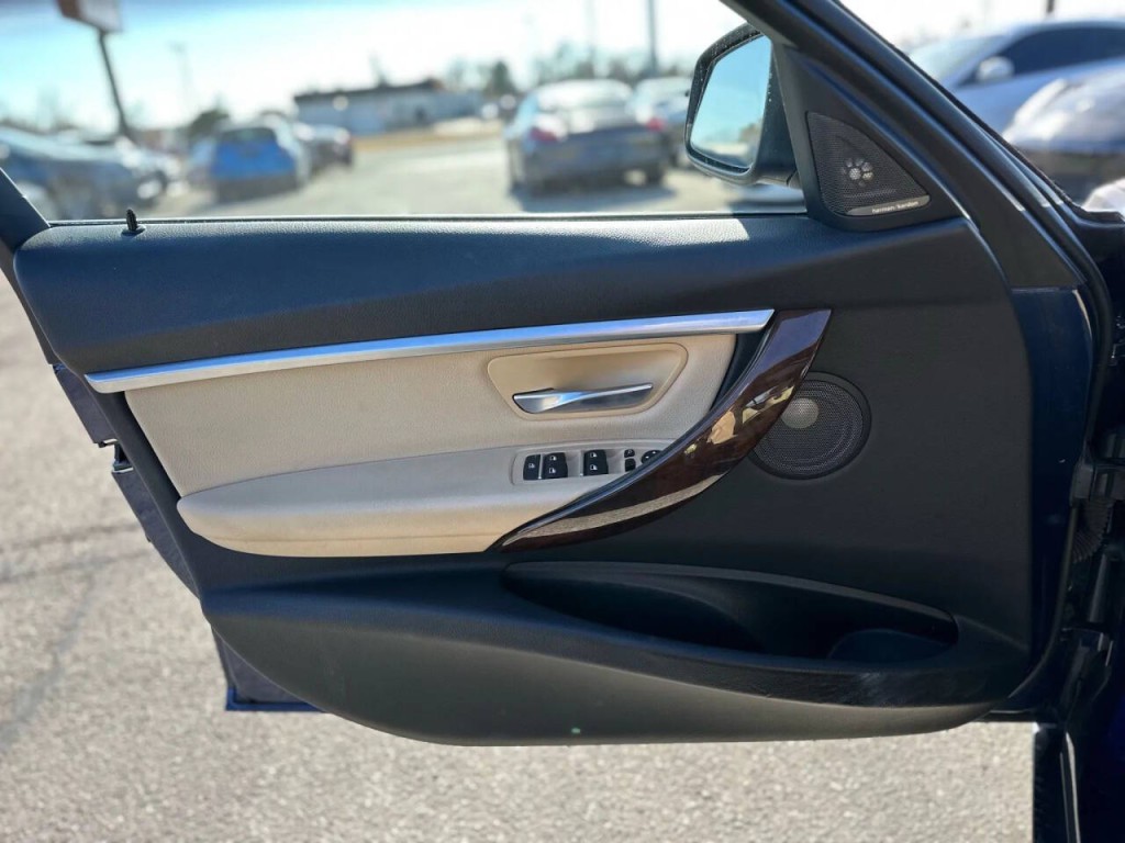 2017 BMW 3 Series Image 21